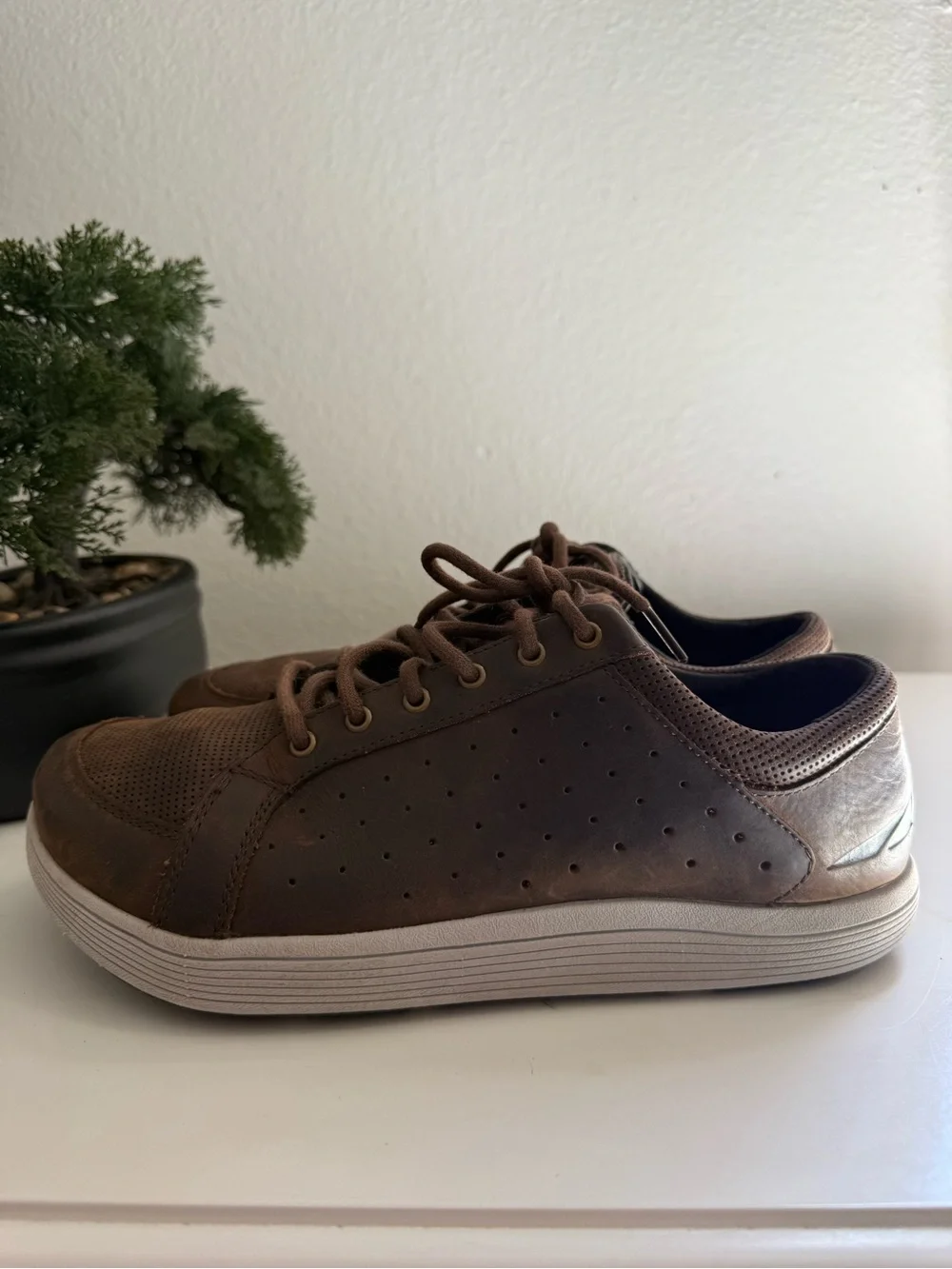 Altra cayd 990 men size 7 Brown Low-Top Perforated Leather Sneakers
